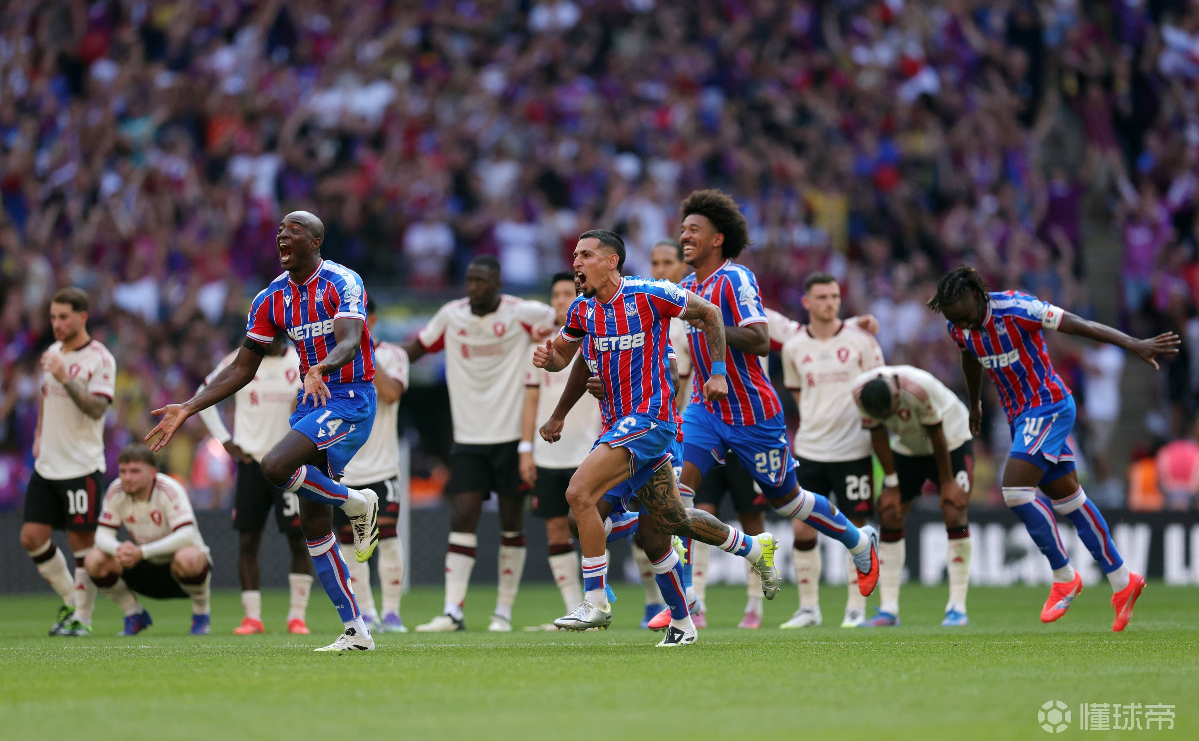 里程碑夜！切尔西再遭质疑，社区盾冲刺阶段刷纪录，悬念犹存，轮换策略成焦点(切尔西260队套)