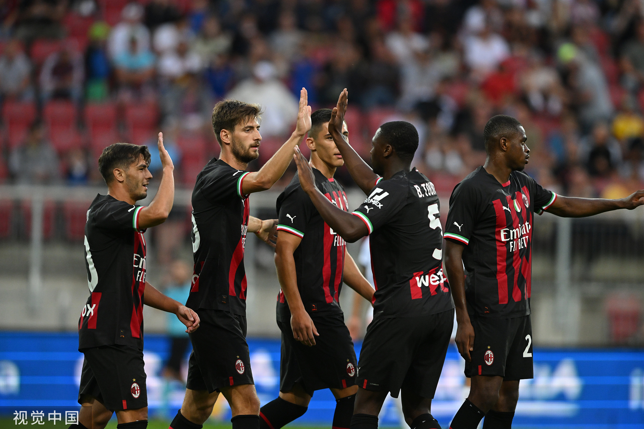 意甲窗口期走向成谜，里昂队长鼓劲，目标明确，纪律约束更严格(里昂足球俱乐部官网)